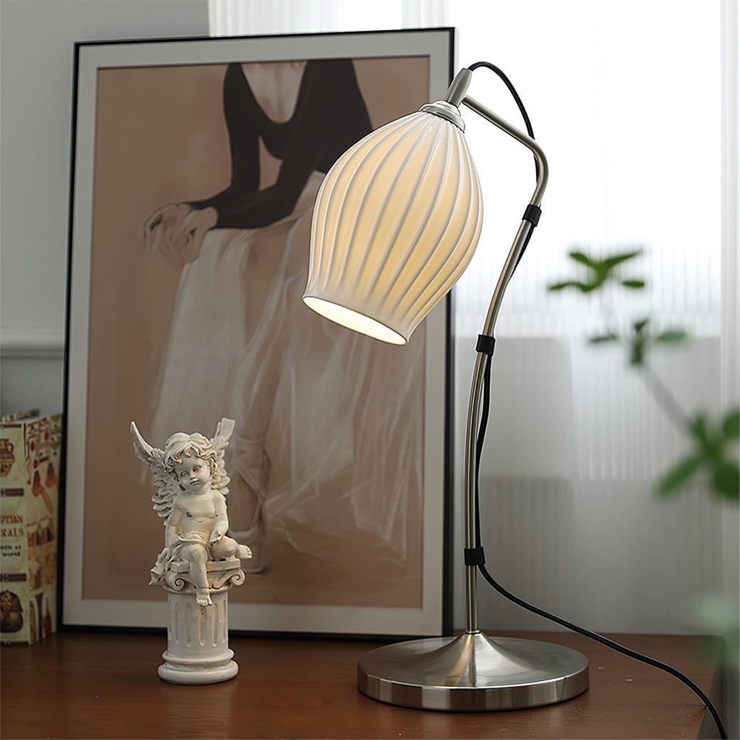 LumeCurve – Elegant Ceramic Table Lamp with Ribbed Texture
