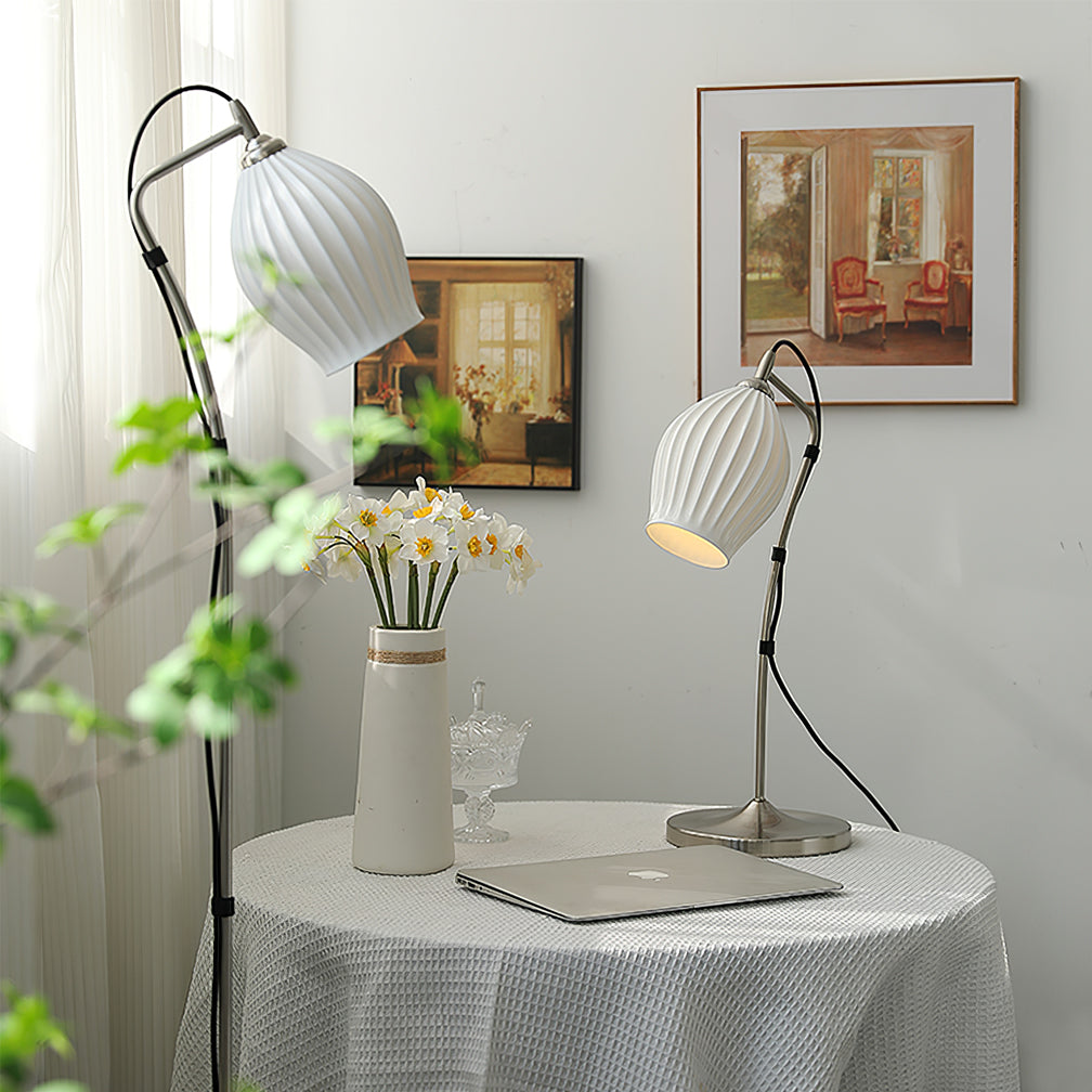 LumeCurve – Elegant Ceramic Table Lamp with Ribbed Texture