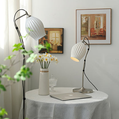 LumeCurve – Elegant Ceramic Table Lamp with Ribbed Texture