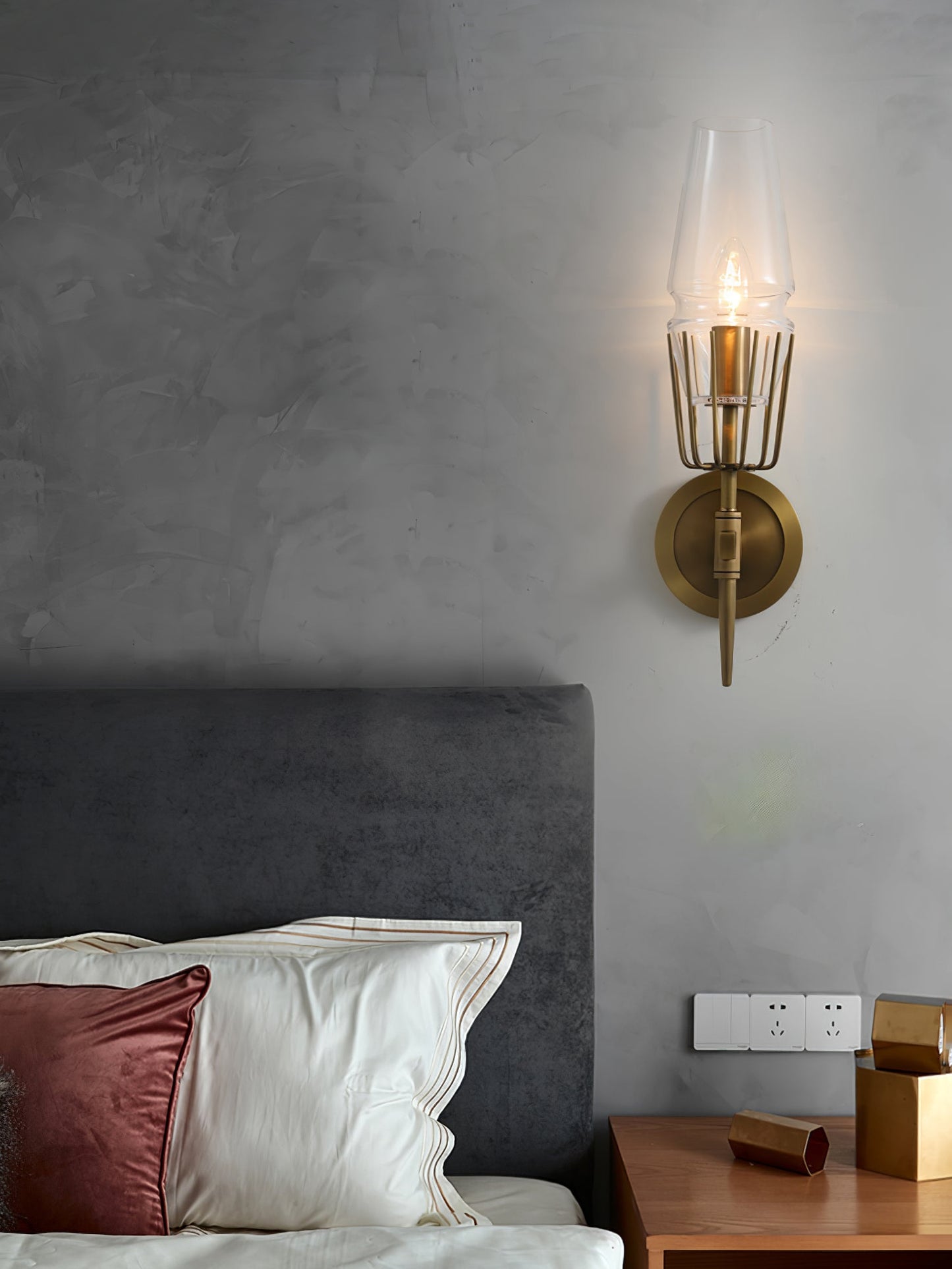 GoldGleam – Elegant Black and Gold Wall Lamp for a Luxe Look