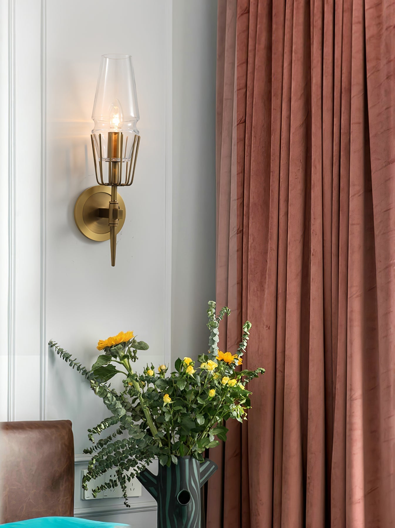 GoldGleam – Elegant Black and Gold Wall Lamp for a Luxe Look