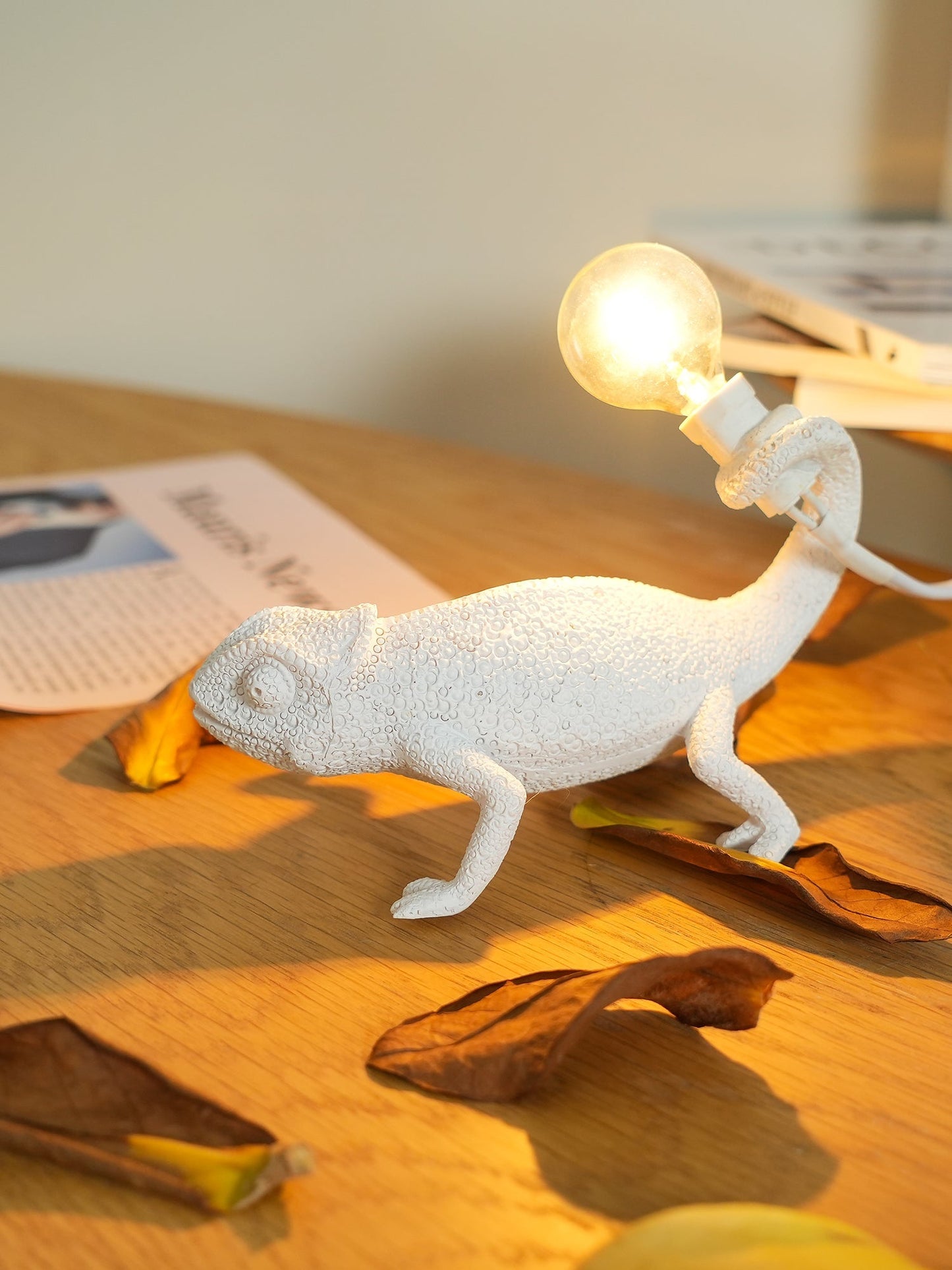 CamouGlow – Resin Table Lamp with Charming Chameleon Detail