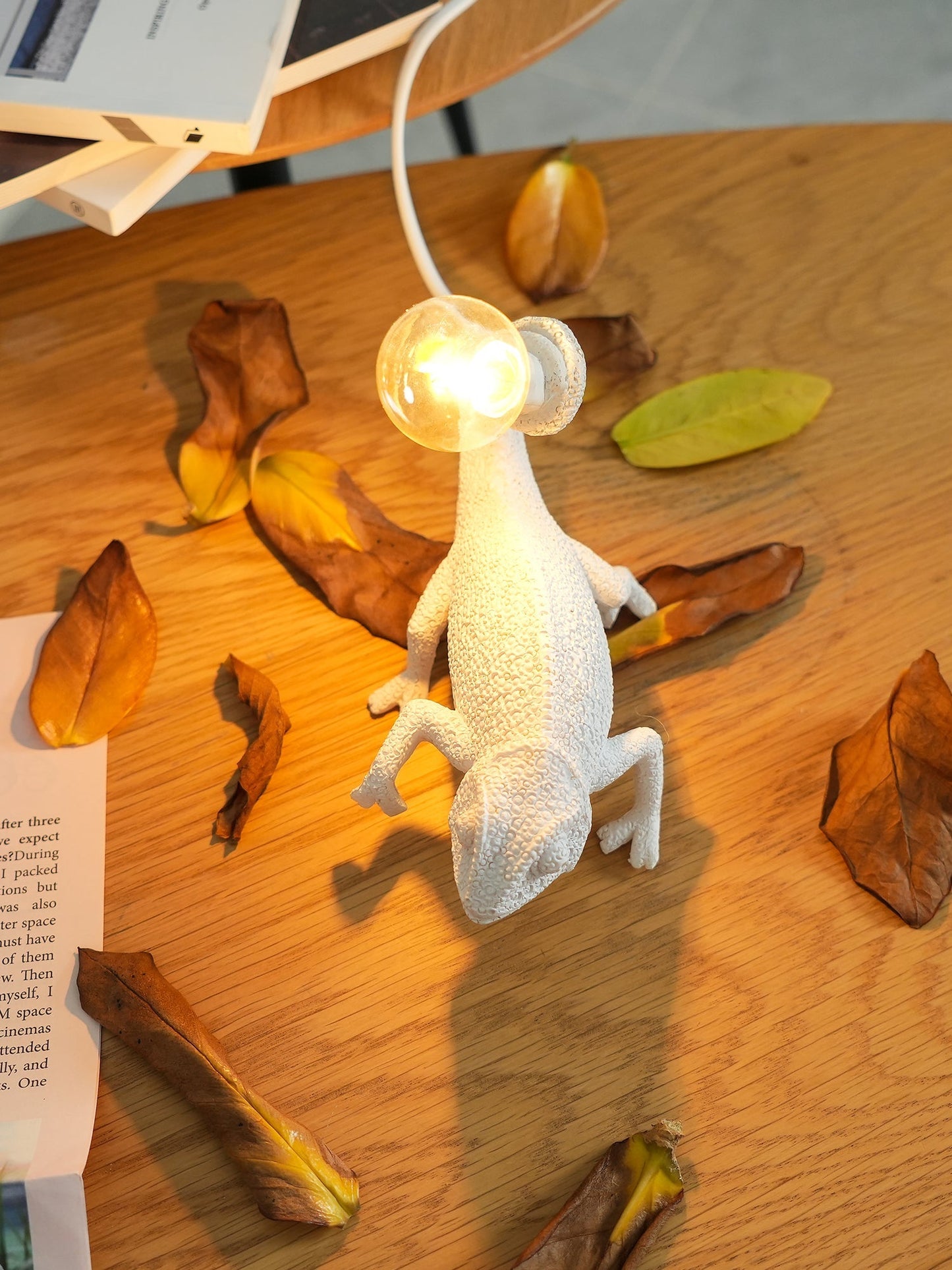 CamouGlow – Resin Table Lamp with Charming Chameleon Detail