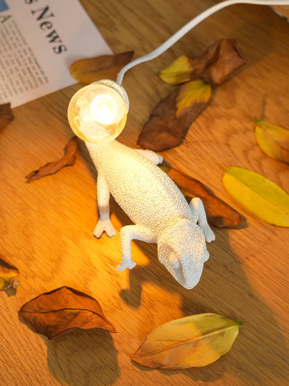 CamouGlow – Resin Table Lamp with Charming Chameleon Detail