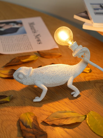 CamouGlow – Resin Table Lamp with Charming Chameleon Detail