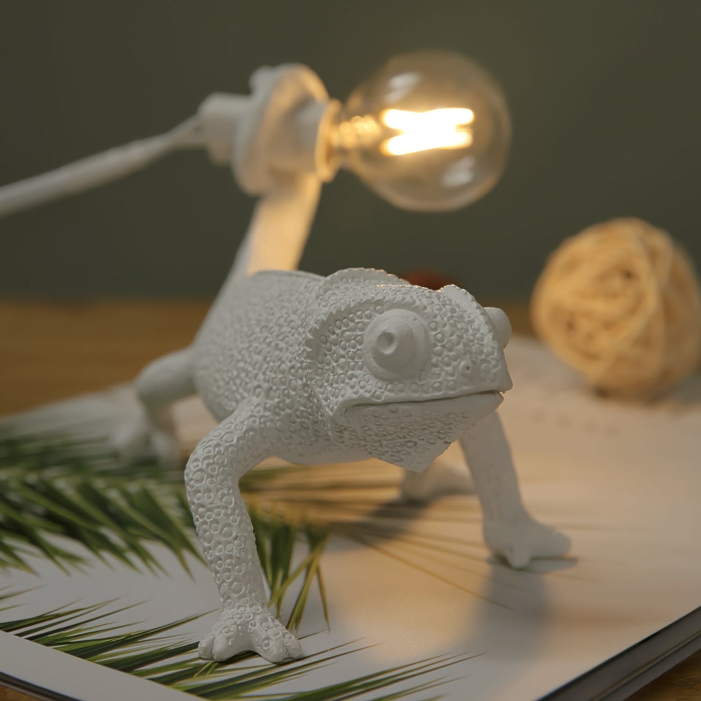 CamouGlow – Resin Table Lamp with Charming Chameleon Detail