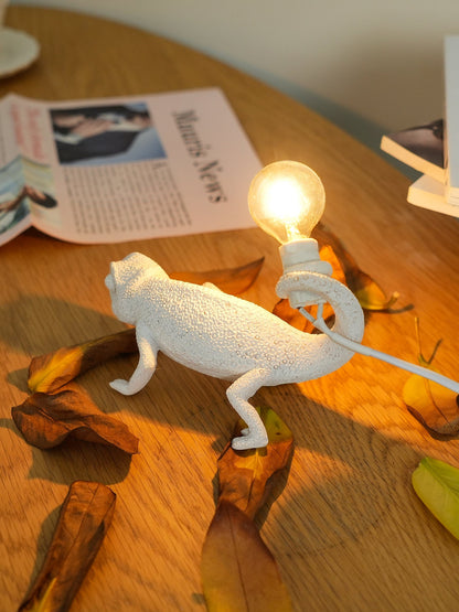 CamouGlow – Resin Table Lamp with Charming Chameleon Detail