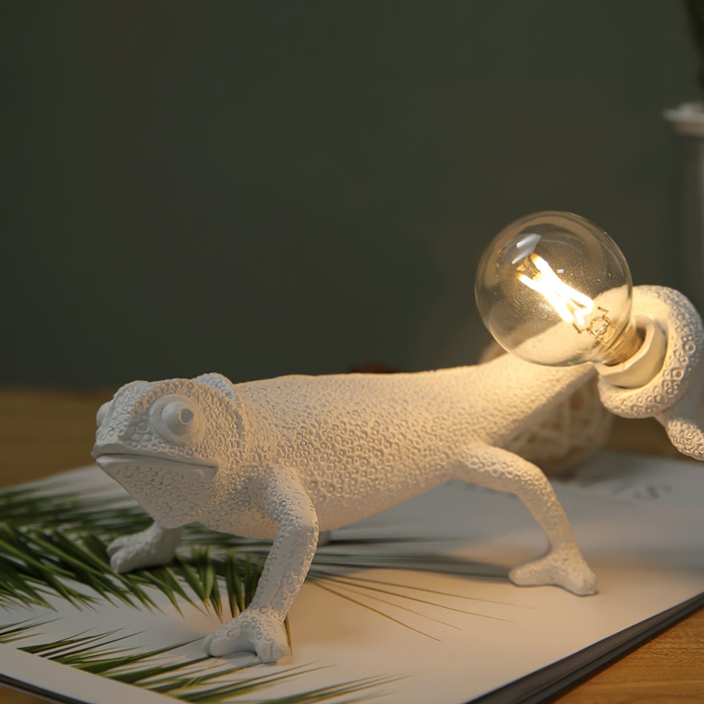 CamouGlow – Resin Table Lamp with Charming Chameleon Detail
