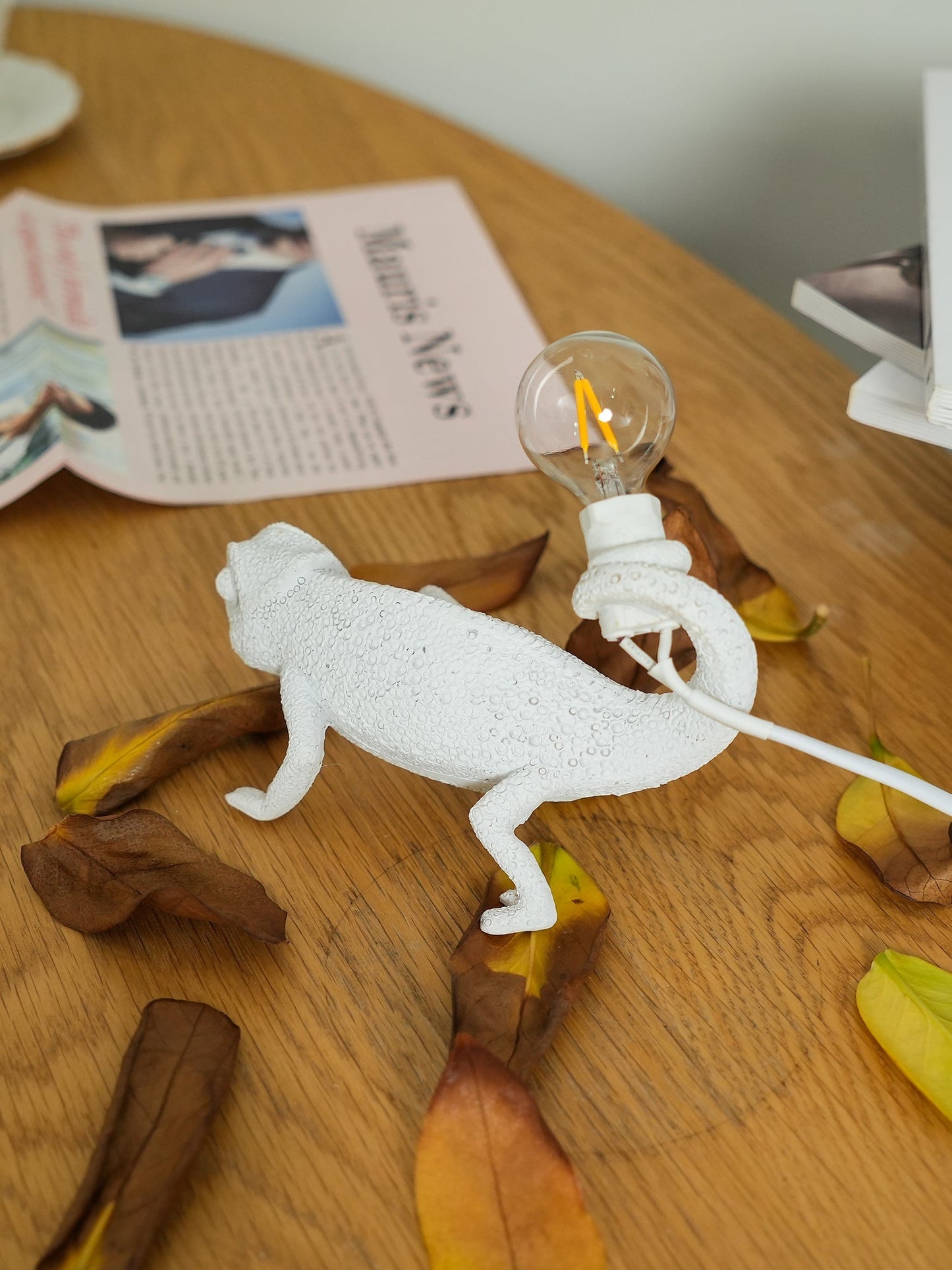 CamouGlow – Resin Table Lamp with Charming Chameleon Detail