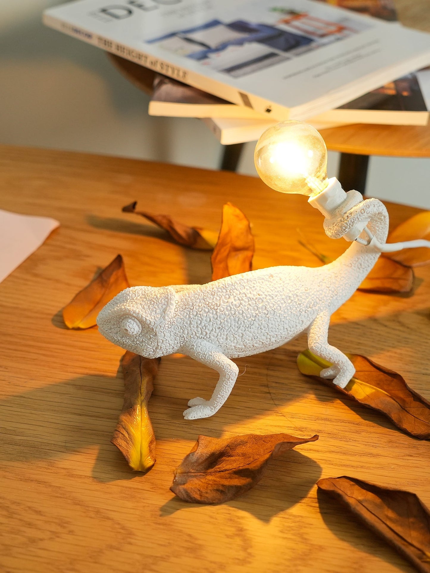 CamouGlow – Resin Table Lamp with Charming Chameleon Detail
