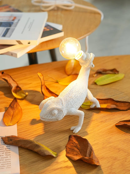 CamouGlow – Resin Table Lamp with Charming Chameleon Detail