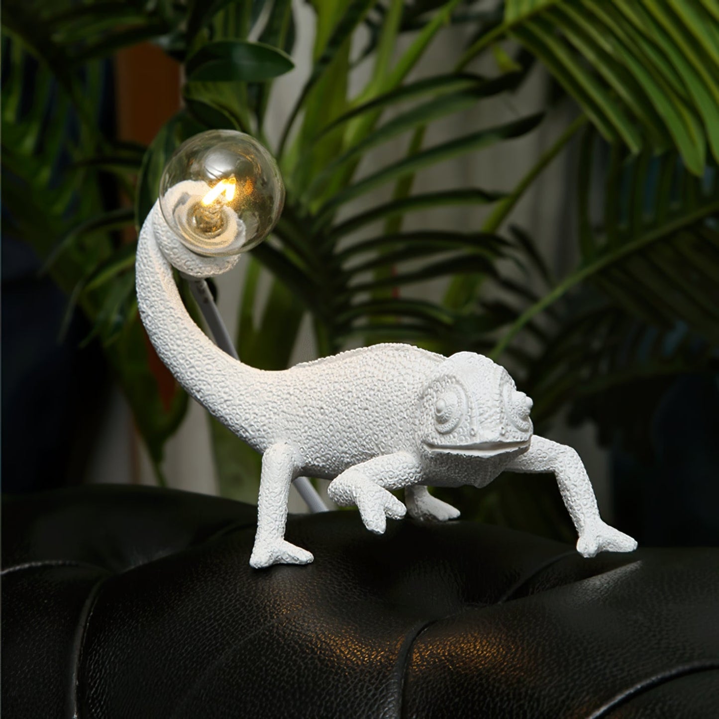 CamouGlow – Resin Table Lamp with Charming Chameleon Detail