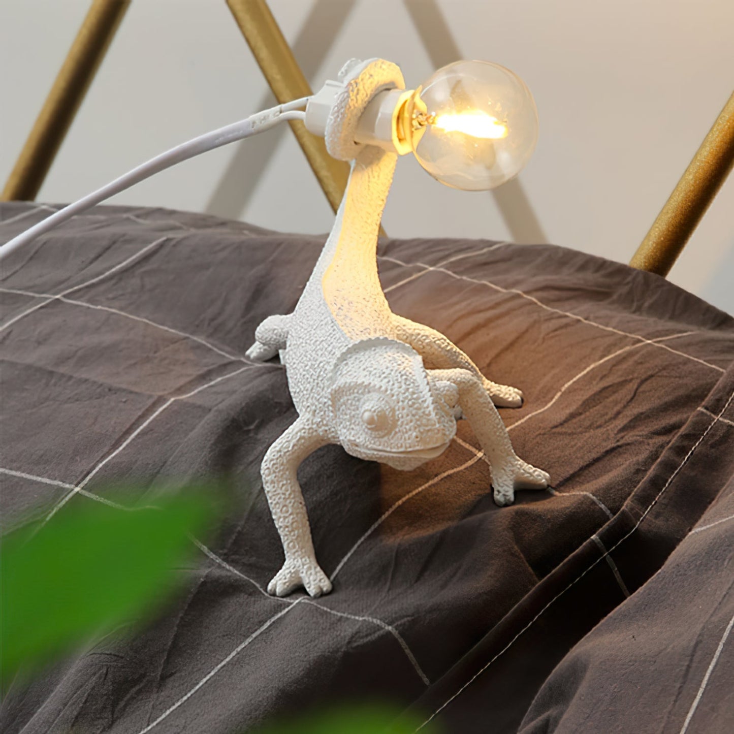 CamouGlow – Resin Table Lamp with Charming Chameleon Detail