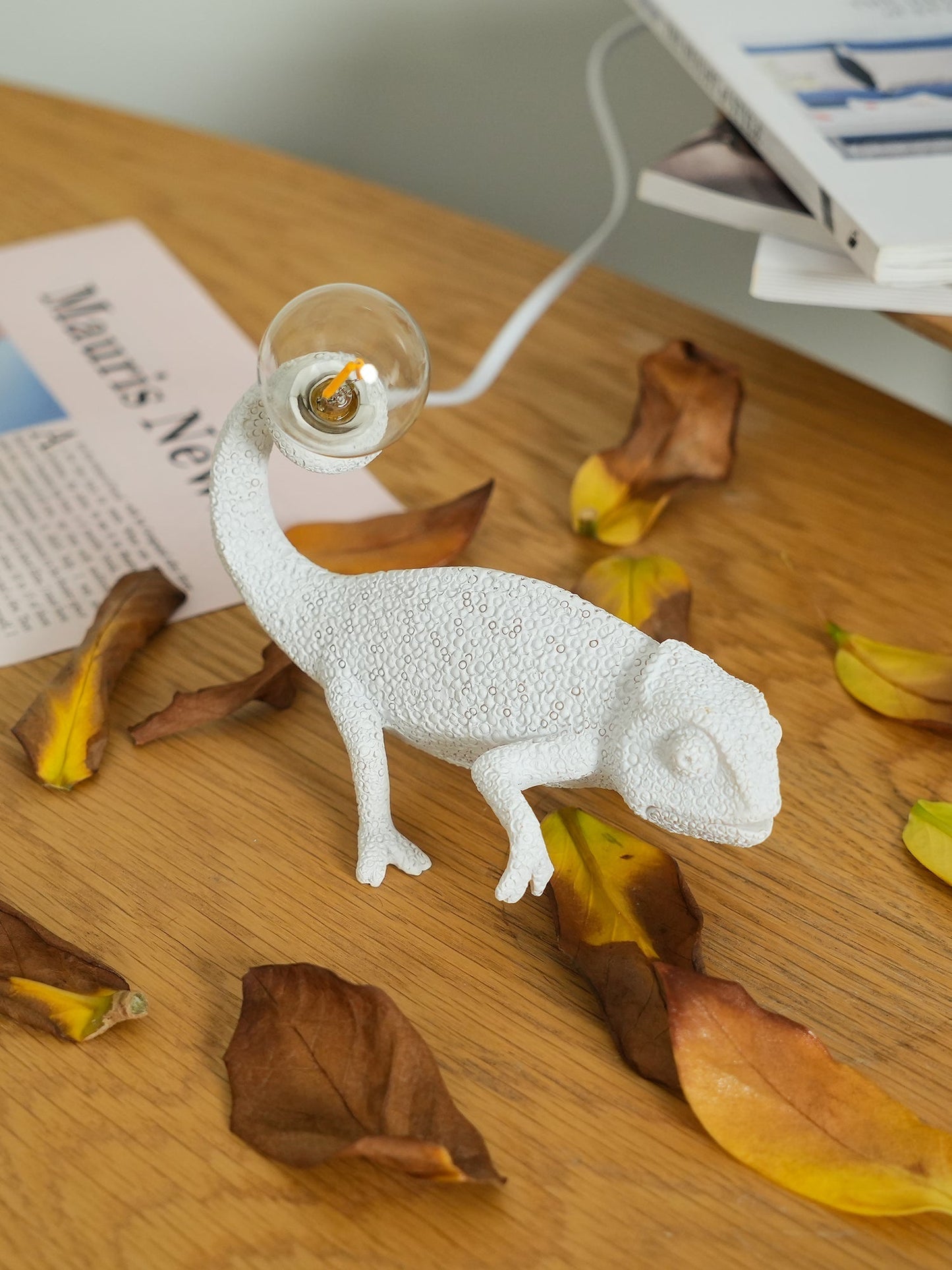 CamouGlow – Resin Table Lamp with Charming Chameleon Detail