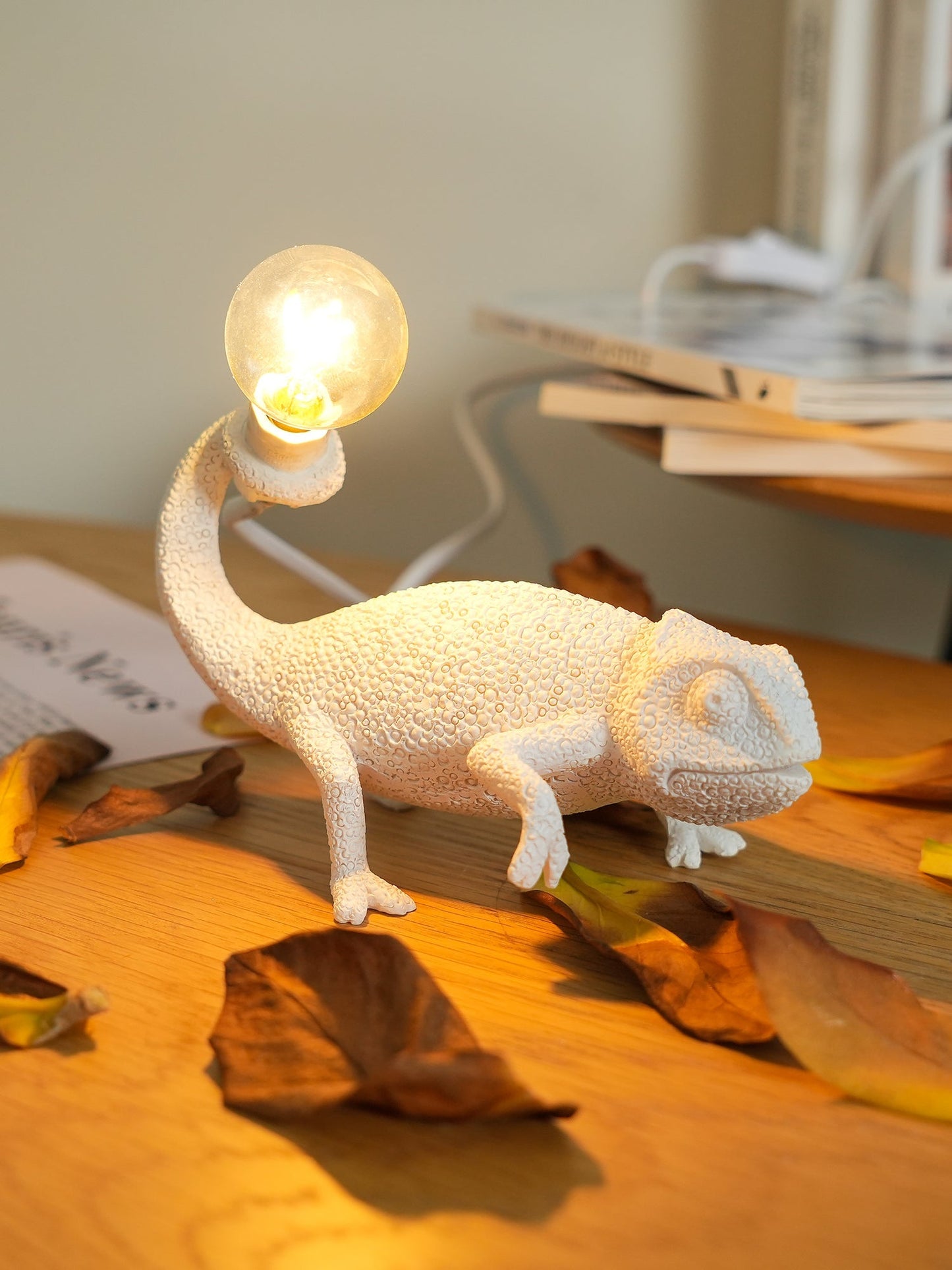 CamouGlow – Resin Table Lamp with Charming Chameleon Detail