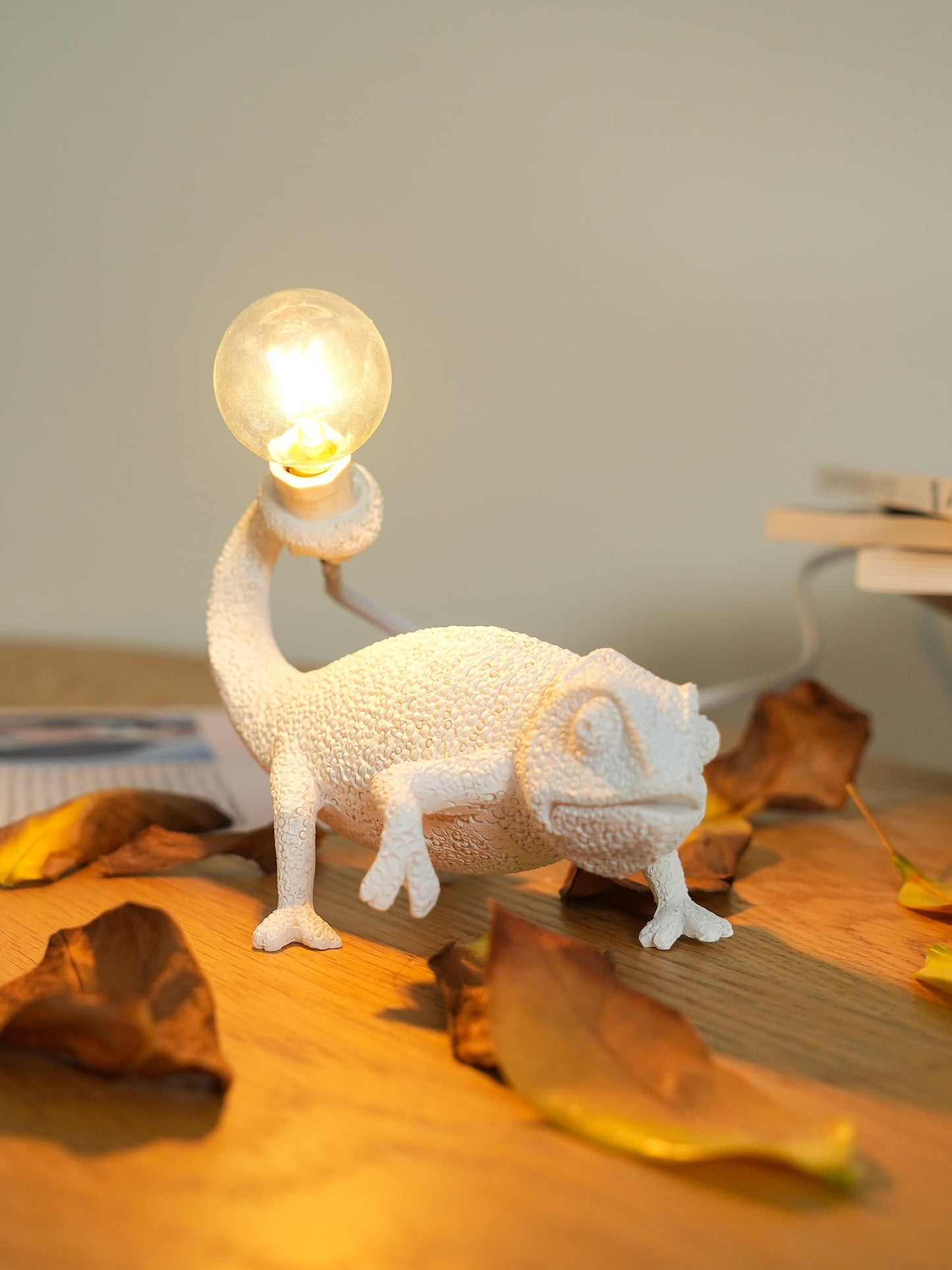CamouGlow – Resin Table Lamp with Charming Chameleon Detail