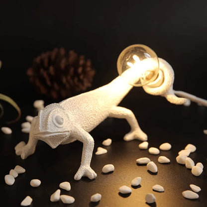 CamouGlow – Resin Table Lamp with Charming Chameleon Detail