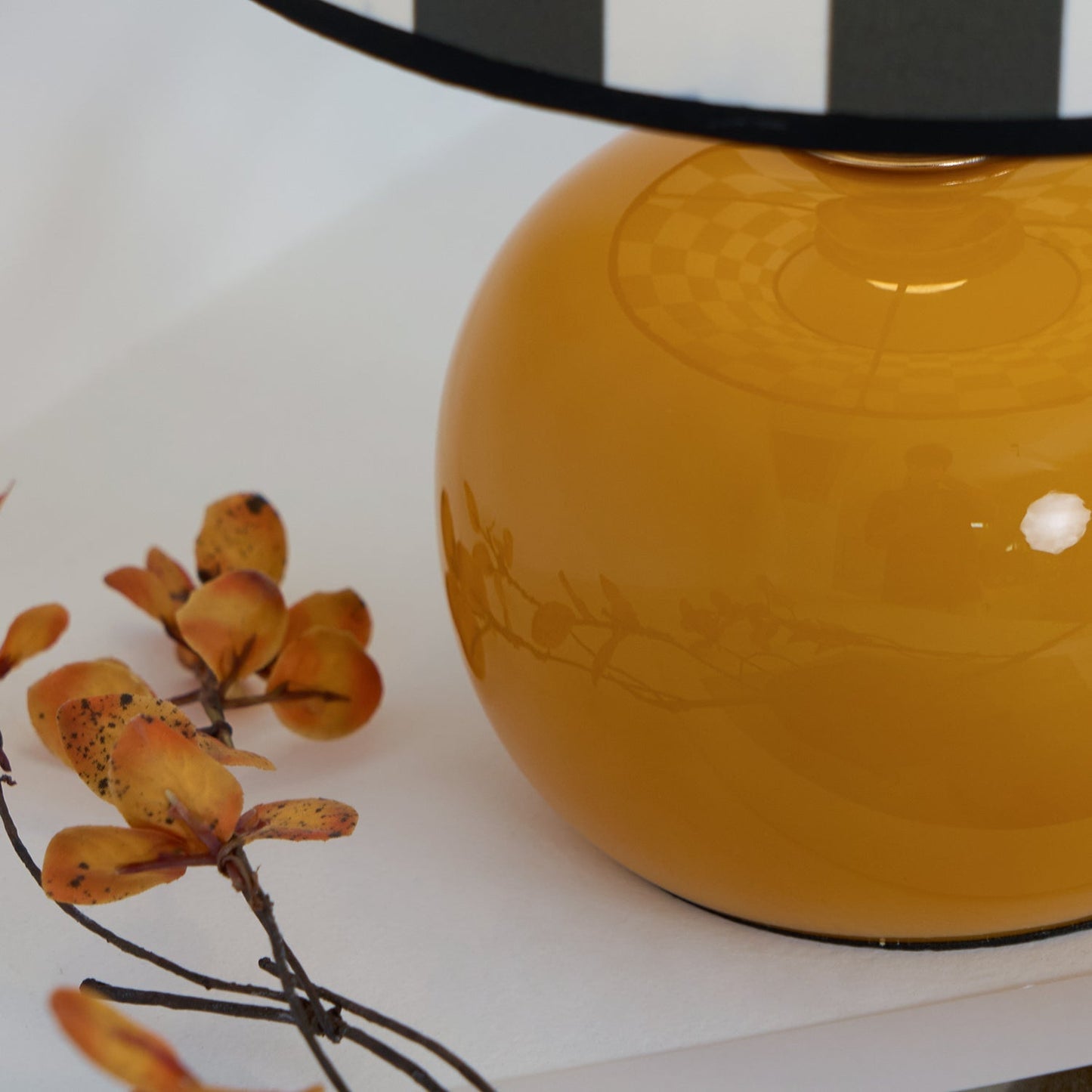 CubeAura - Lámpara de Mesa Geométrica Elegante