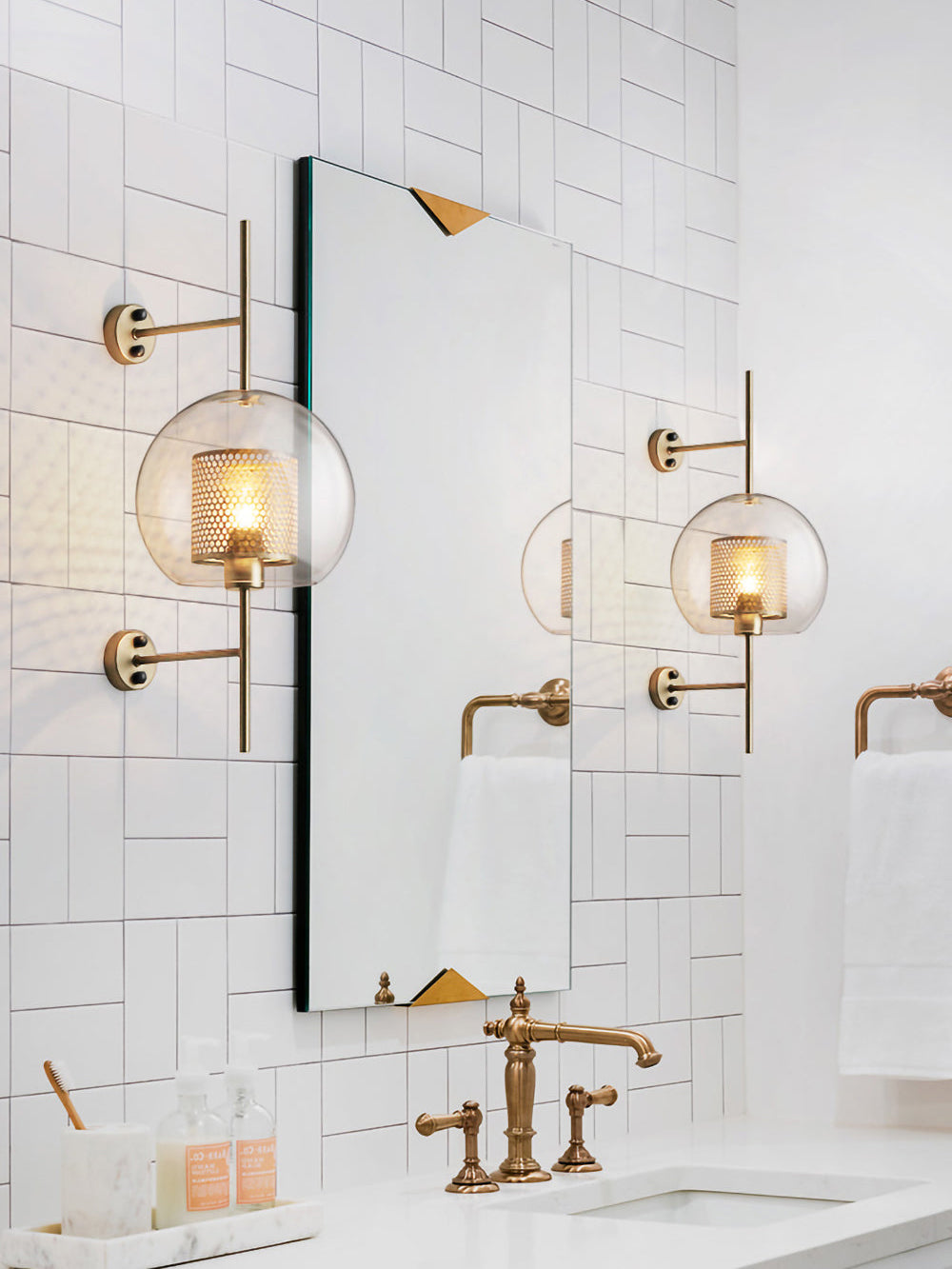 CrystalBeam – Lámpara de Pared de Vidrio Iluminada para una Iluminación Estilosa