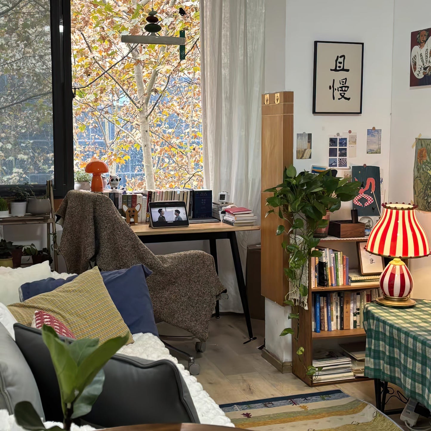 JollyGlow - Bordlampe med cirkuselementer og livlig belysning