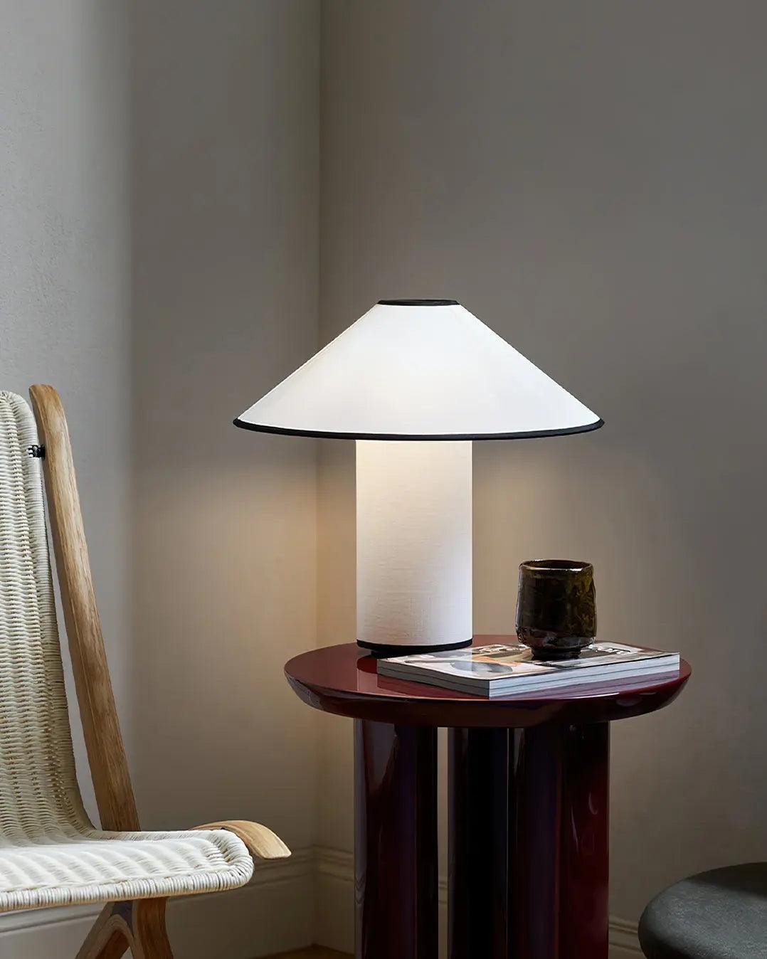 LuxeBeam - Elegant og Moderne Bordlampe