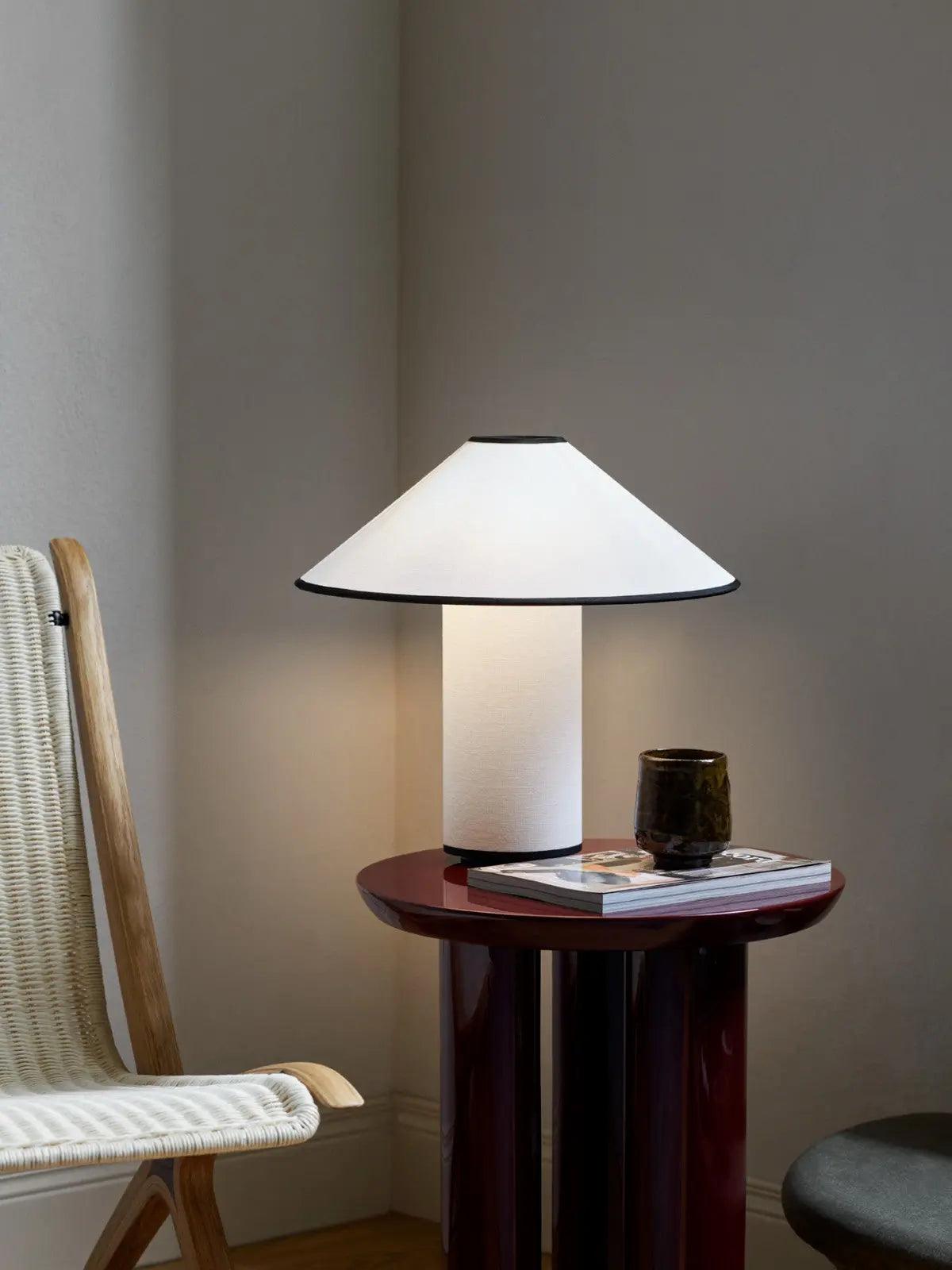 LuxeBeam - Elegant og Moderne Bordlampe