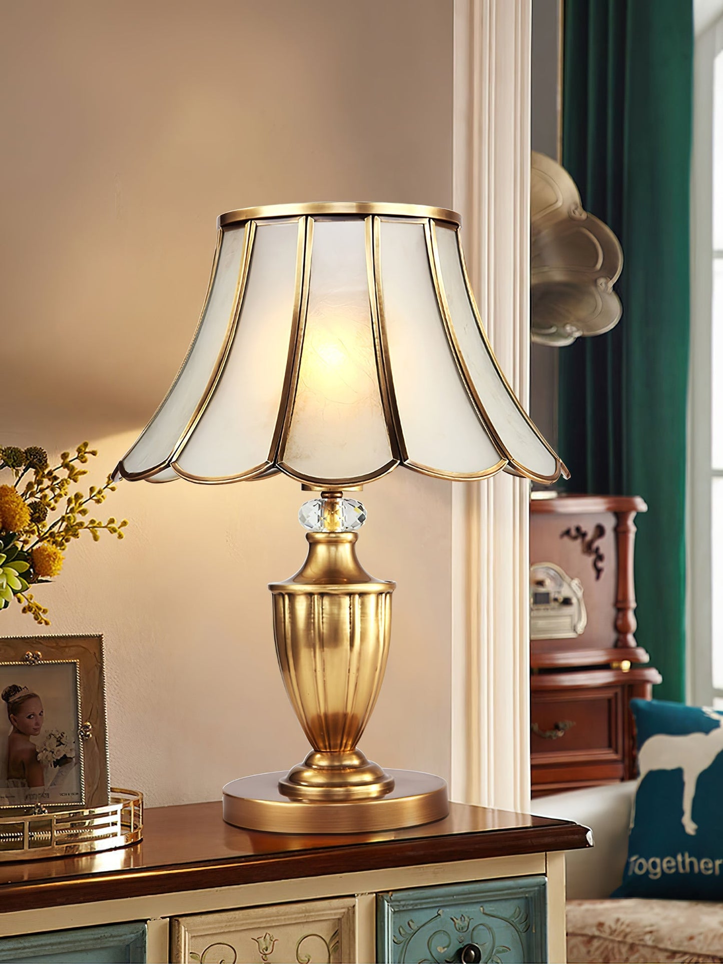 ChicLuxe – Minimalist Table Lamp with Gold Stem