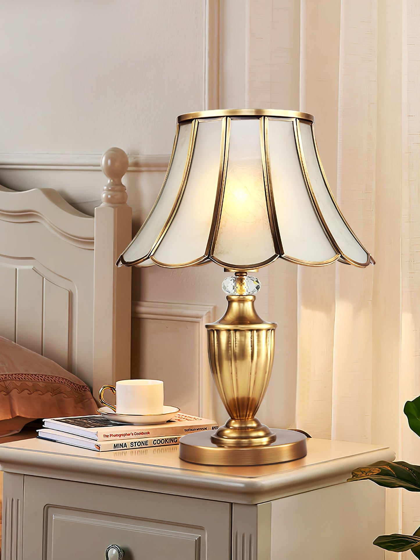 ChicLuxe – Minimalist Table Lamp with Gold Stem