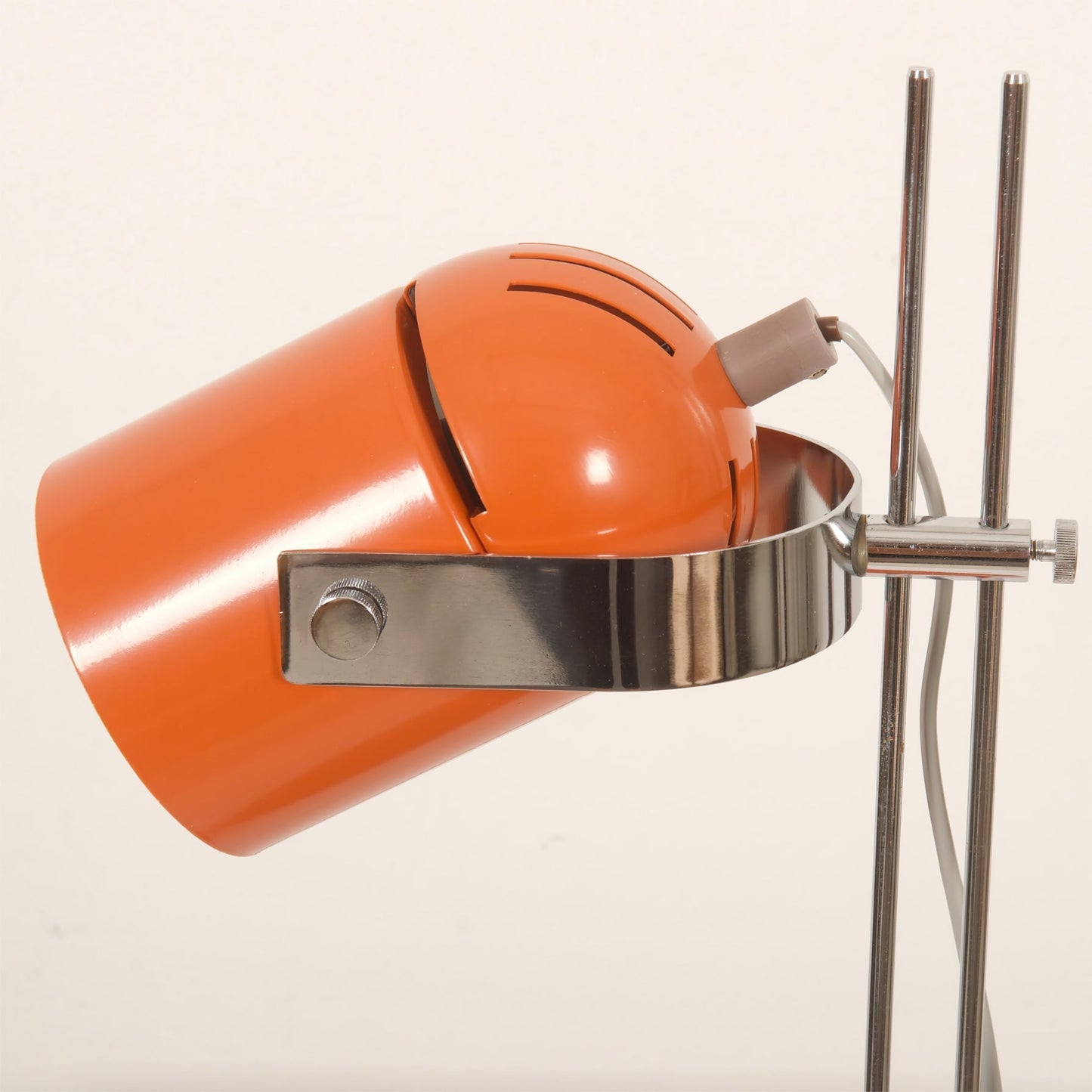 FlexLume - Lámpara Elegante con Diseño Flexible y Brillo Cálido