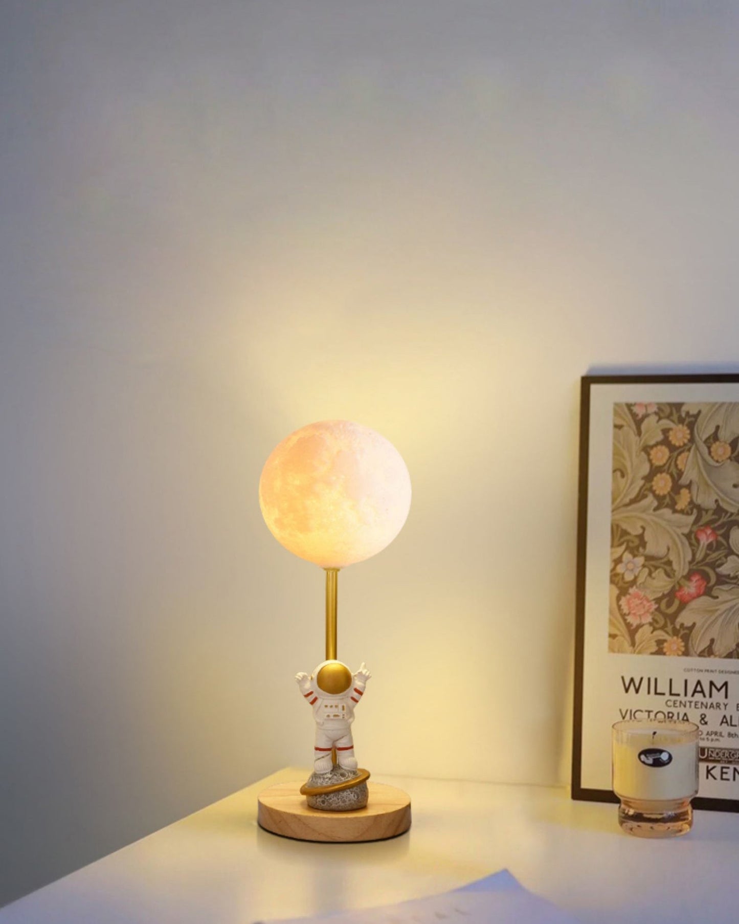 MoonGlow - Kreativ Bordlampe med Måneform og LED Lys