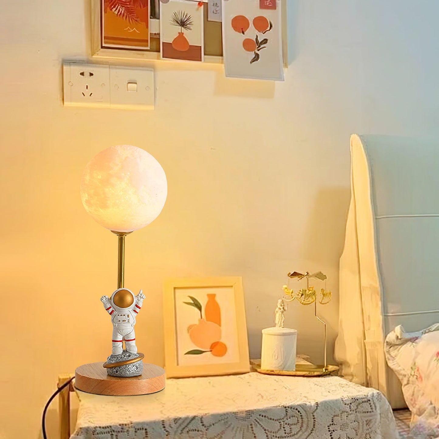 MoonGlow - Kreativ Bordlampe med Måneform og LED Lys