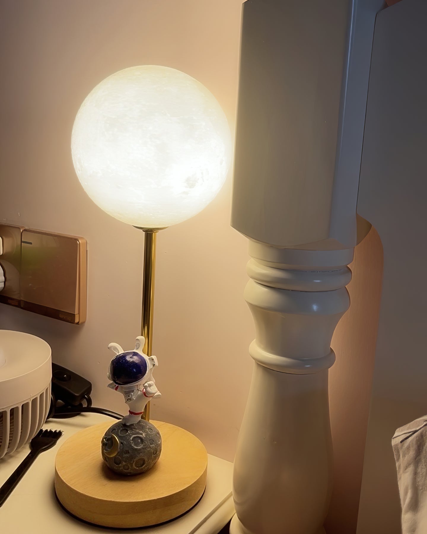 MoonGlow - Kreativ Bordlampe med Måneform og LED Lys