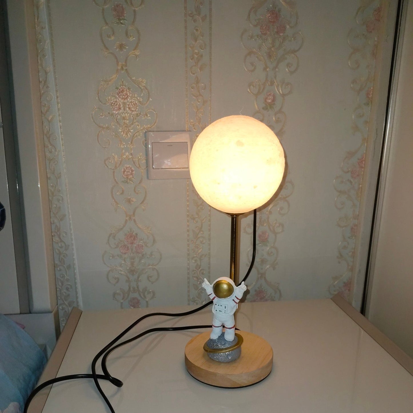 MoonGlow - Kreativ Bordlampe med Måneform og LED Lys