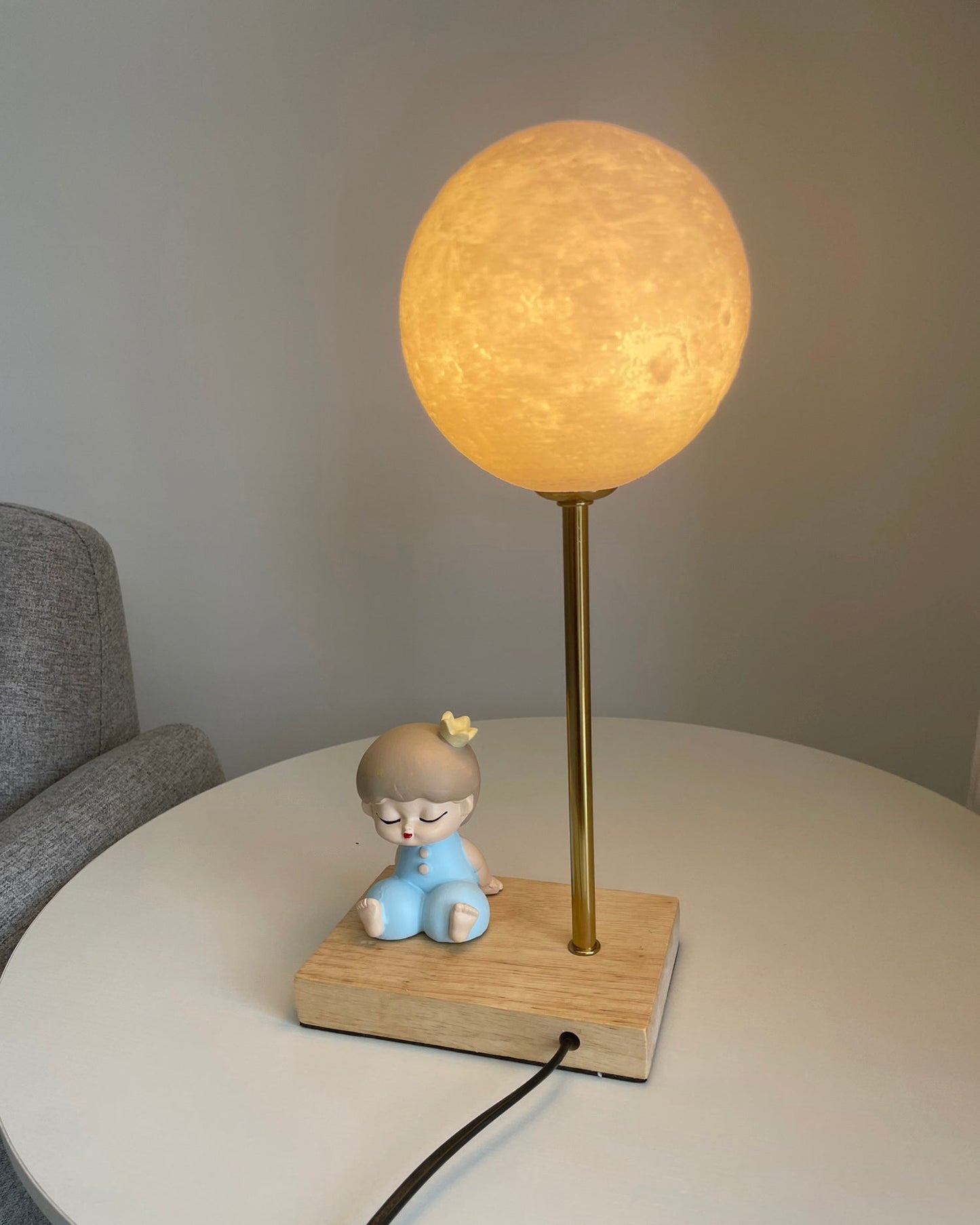 MoonGlow - Kreativ Bordlampe med Måneform og LED Lys