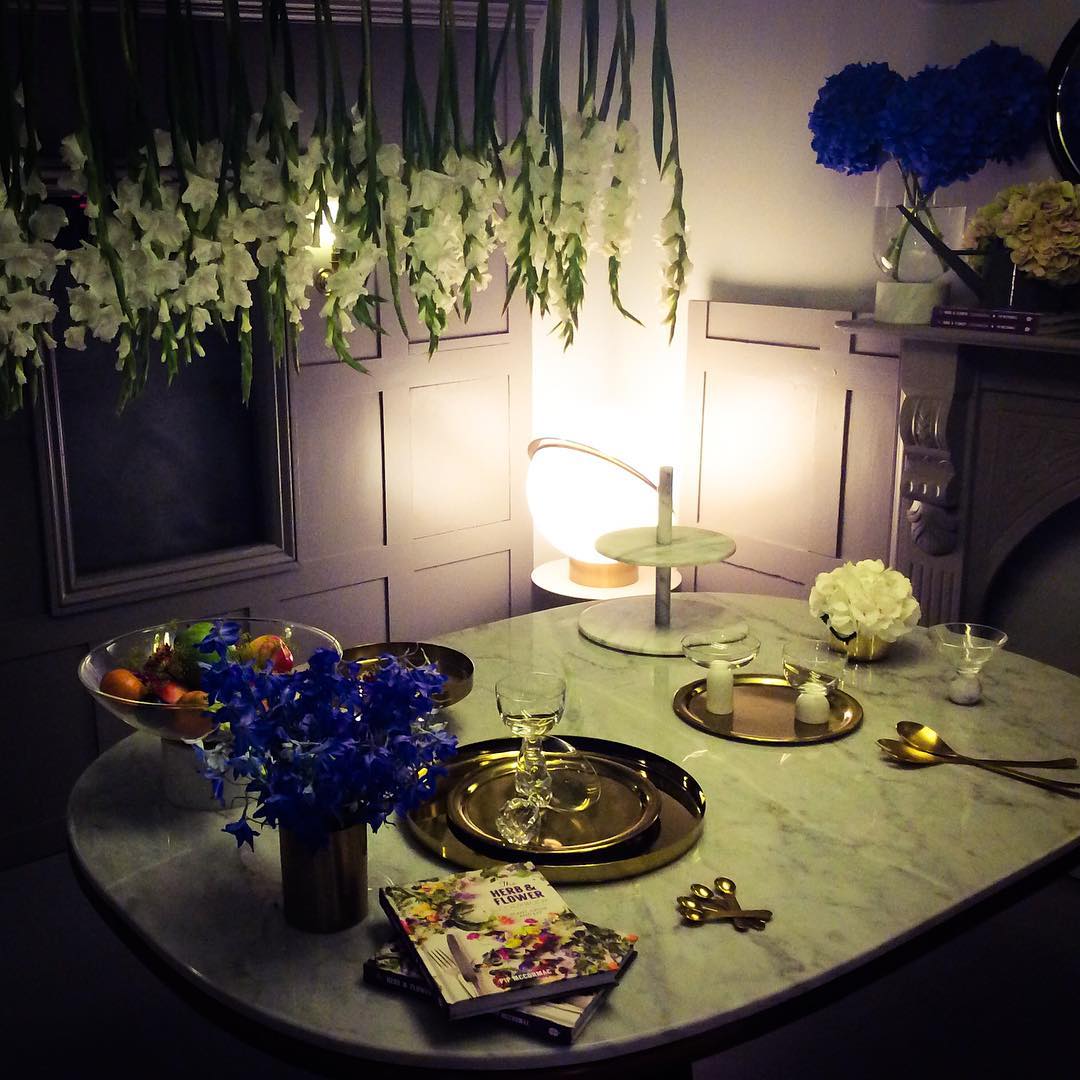 LuxeMoonbeam - Table Lamp with Unique Crescent Design and Cozy Radiance