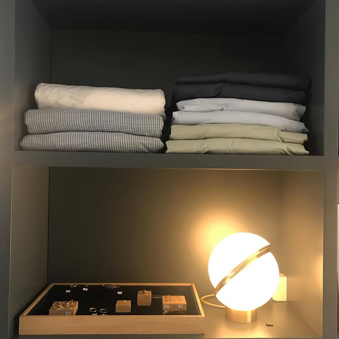 LuxeMoonbeam - Table Lamp with Unique Crescent Design and Cozy Radiance