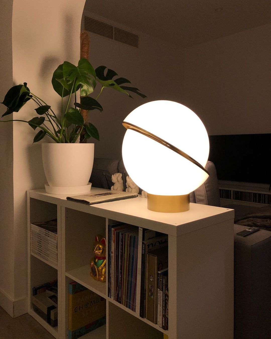 LuxeMoonbeam - Table Lamp with Unique Crescent Design and Cozy Radiance