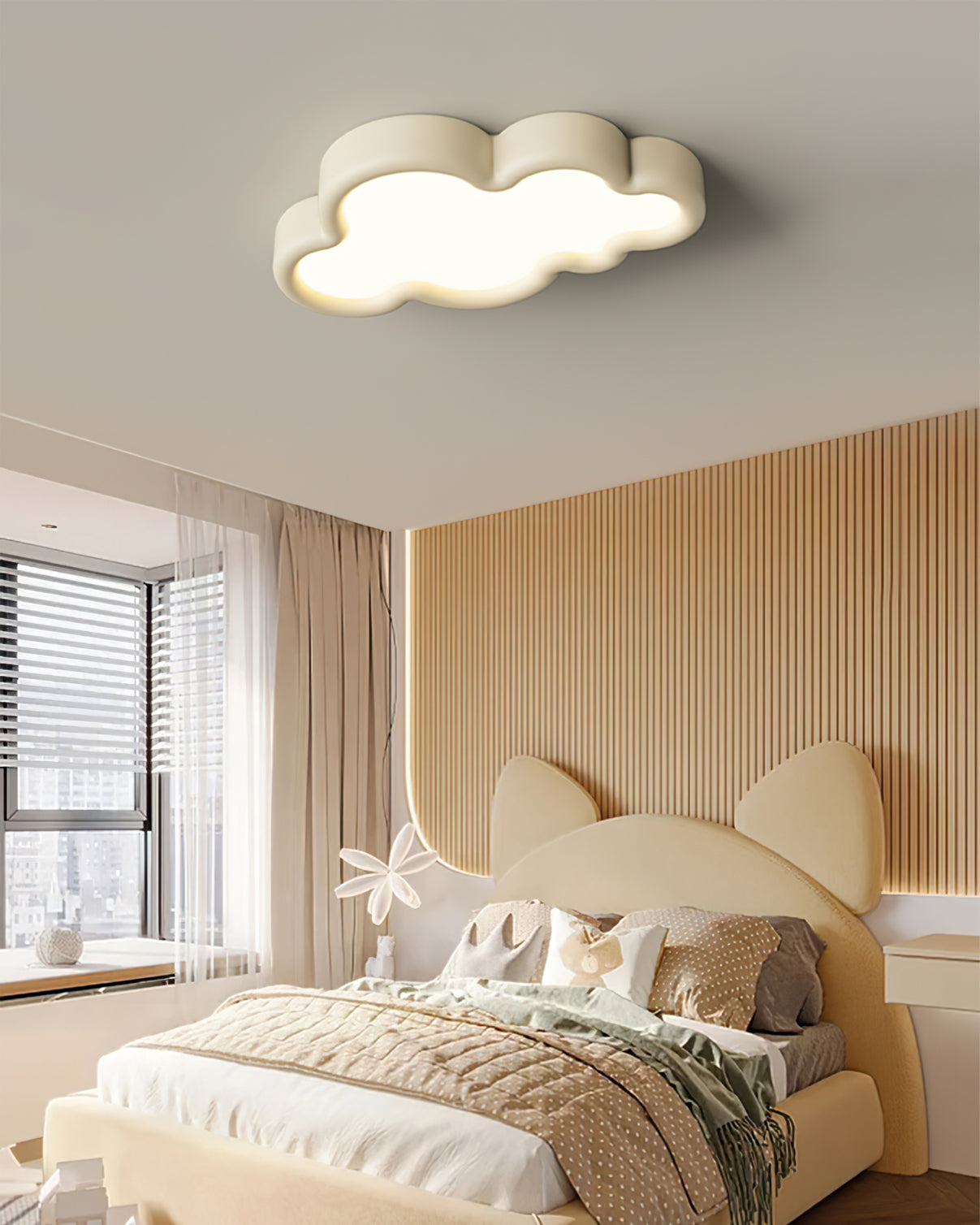 CrownLuxe - Regal Loftlampe med Dronningens Stil og Subtil Belysning
