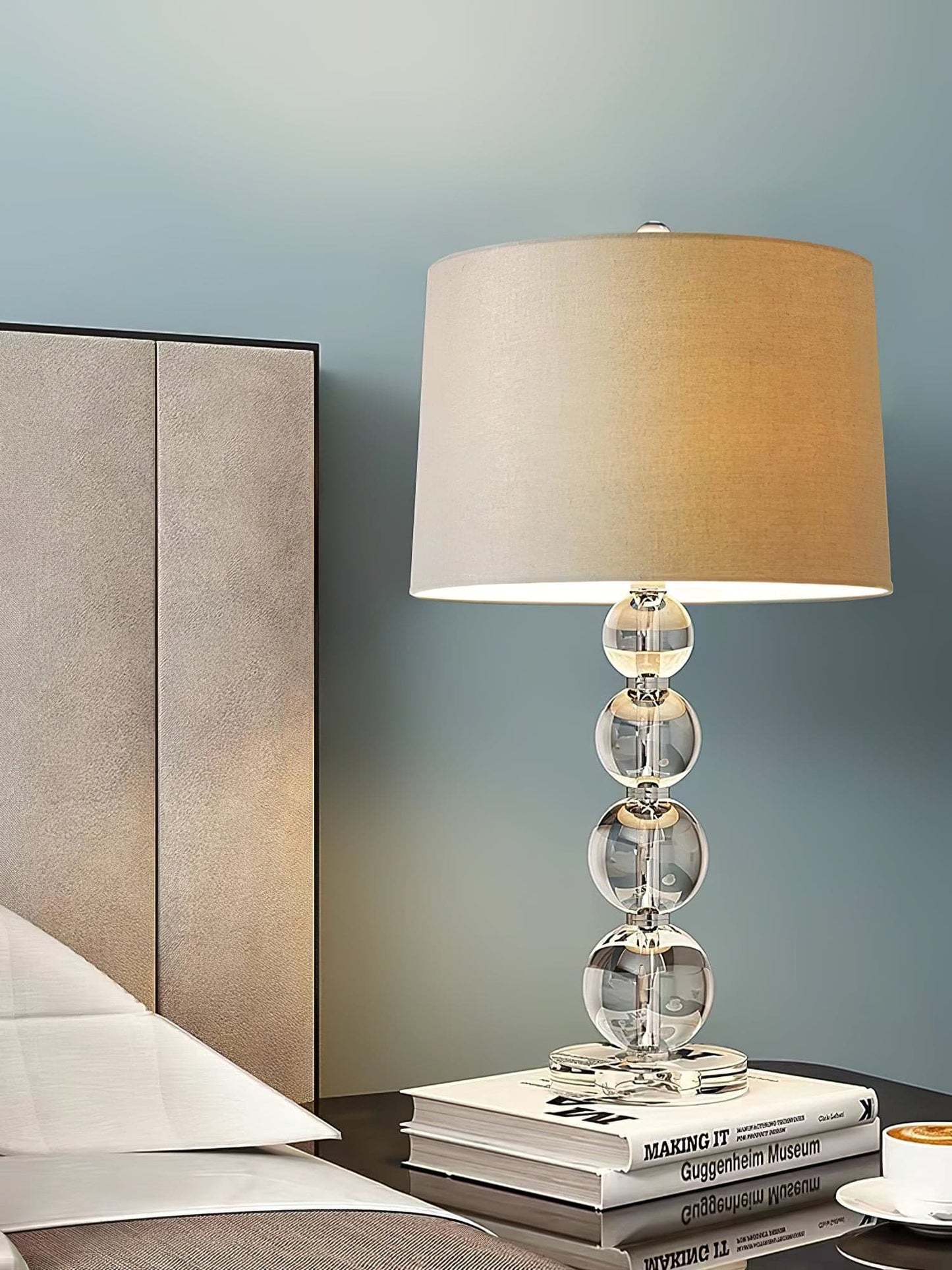 CrystalSphere - Elegant Bordlampe med Krystal Globus Design
