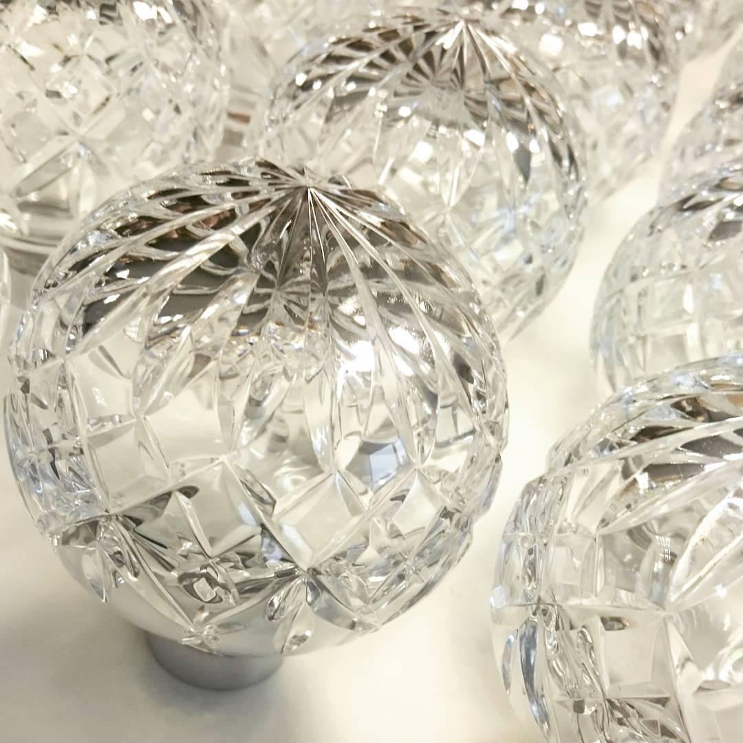 LuxeSphere - Table Lamp with Lustrous Crystal Ball and Soft Lighting