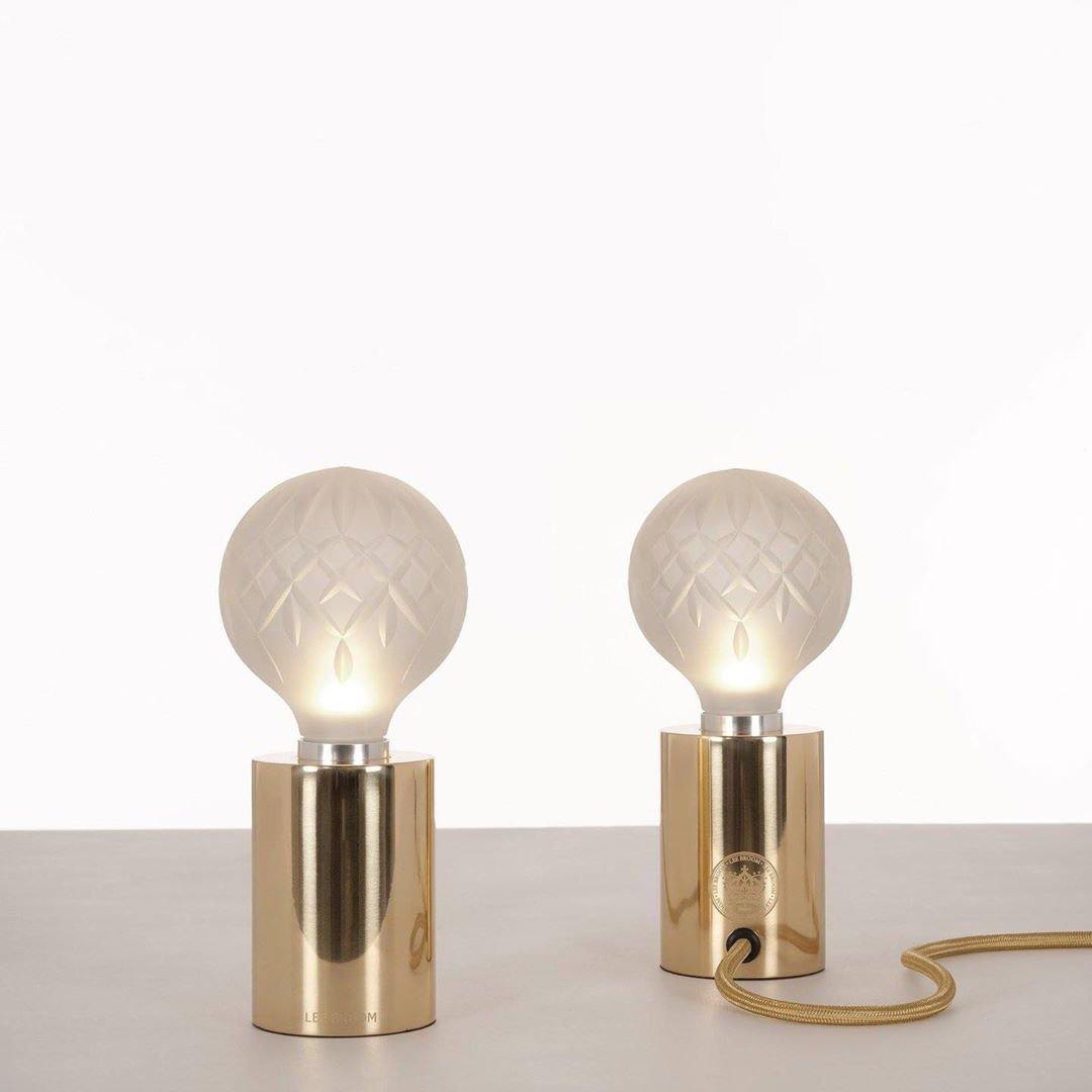 LuxeSphere - Table Lamp with Lustrous Crystal Ball and Soft Lighting