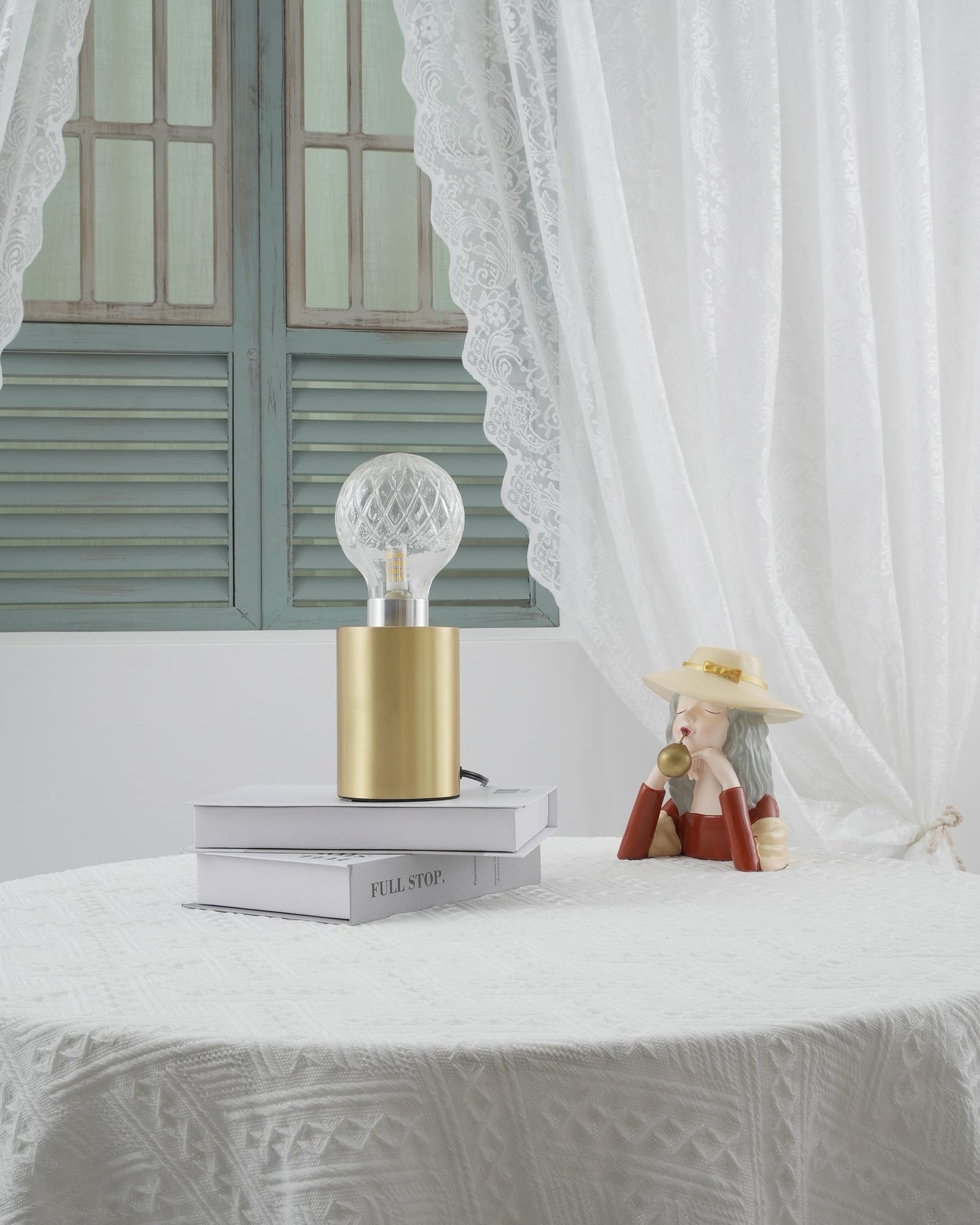 LuxeSphere - Table Lamp with Lustrous Crystal Ball and Soft Lighting