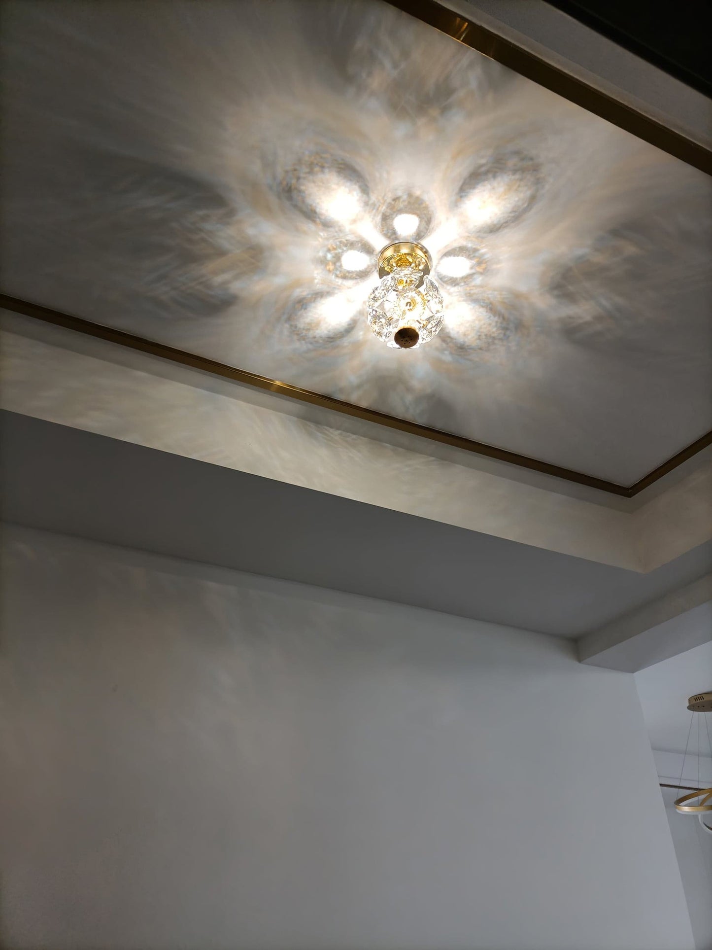 CrystalGlobe - Lampe de plafond avec sphère en cristal poli et design classique