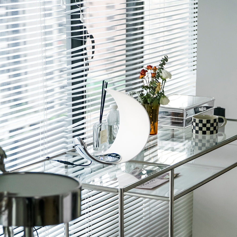 GraceGlow - Lámpara de Mesa con Elegantes Remolinos y Suave Brillo