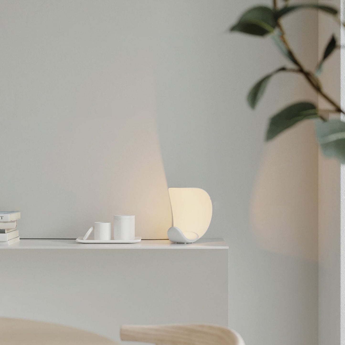 GraceGlow - Lámpara de Mesa con Elegantes Remolinos y Suave Brillo