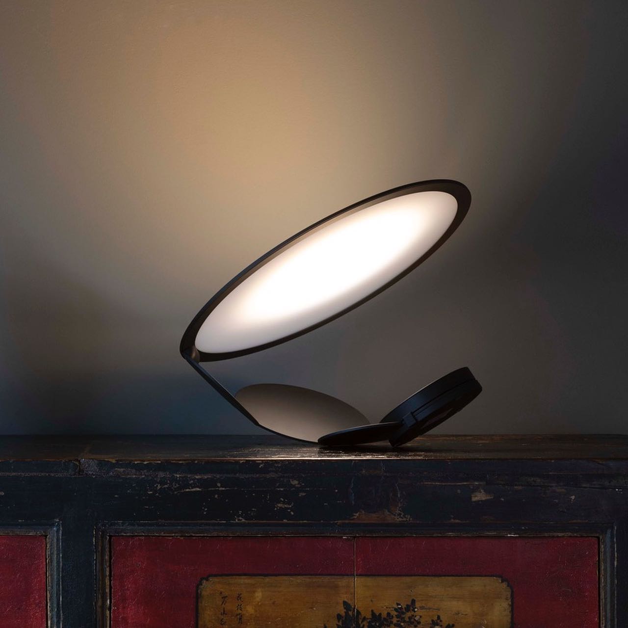 CarveGlow - Lampe Élégante avec Détails Sculptés Subtils et Lumière Douce