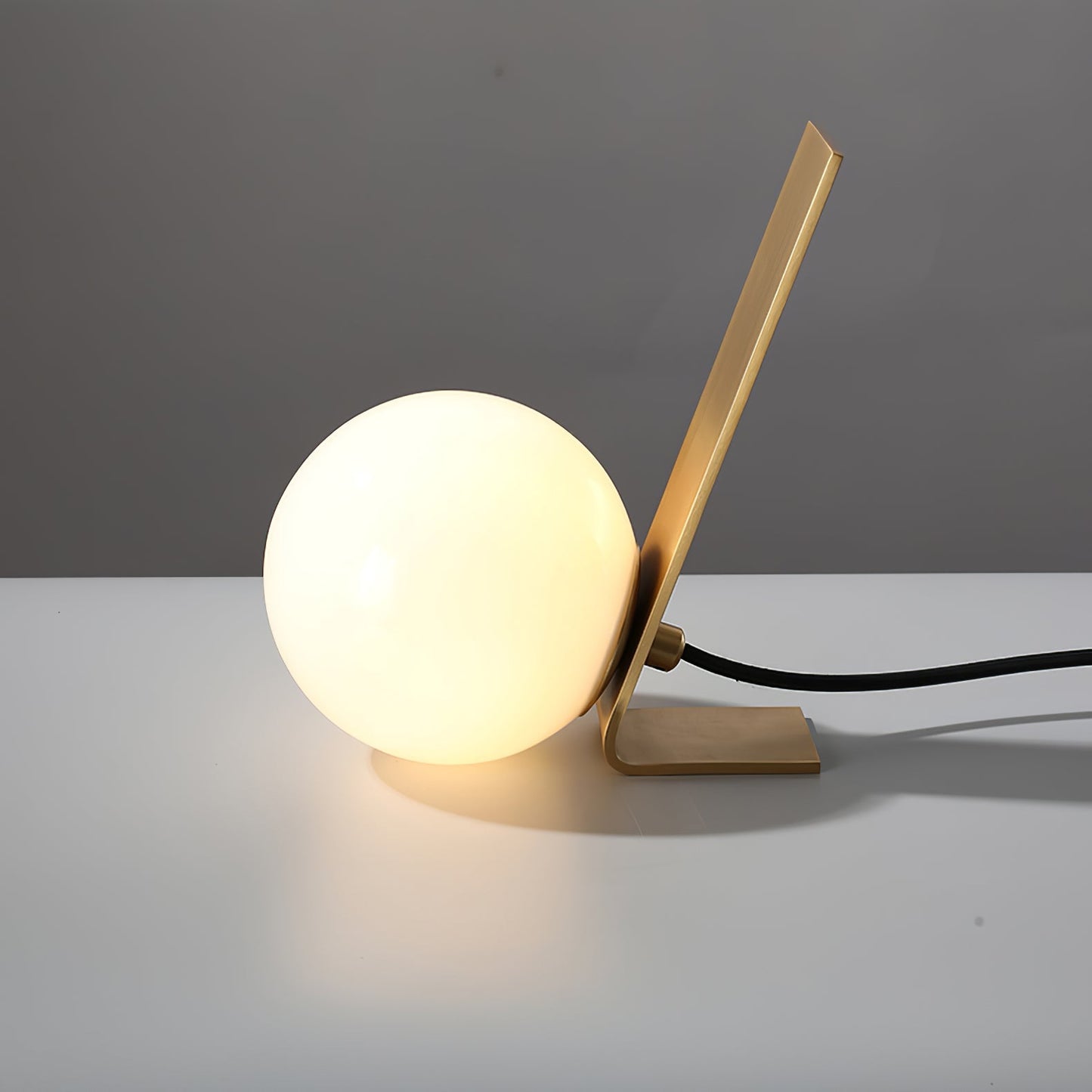 MinimalDaphne - Elegant Lamp with Cozy Glow and Refined Simplicity