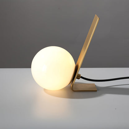 MinimalDaphne - Elegant Lamp with Cozy Glow and Refined Simplicity