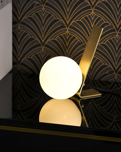MinimalDaphne - Elegant Lamp with Cozy Glow and Refined Simplicity