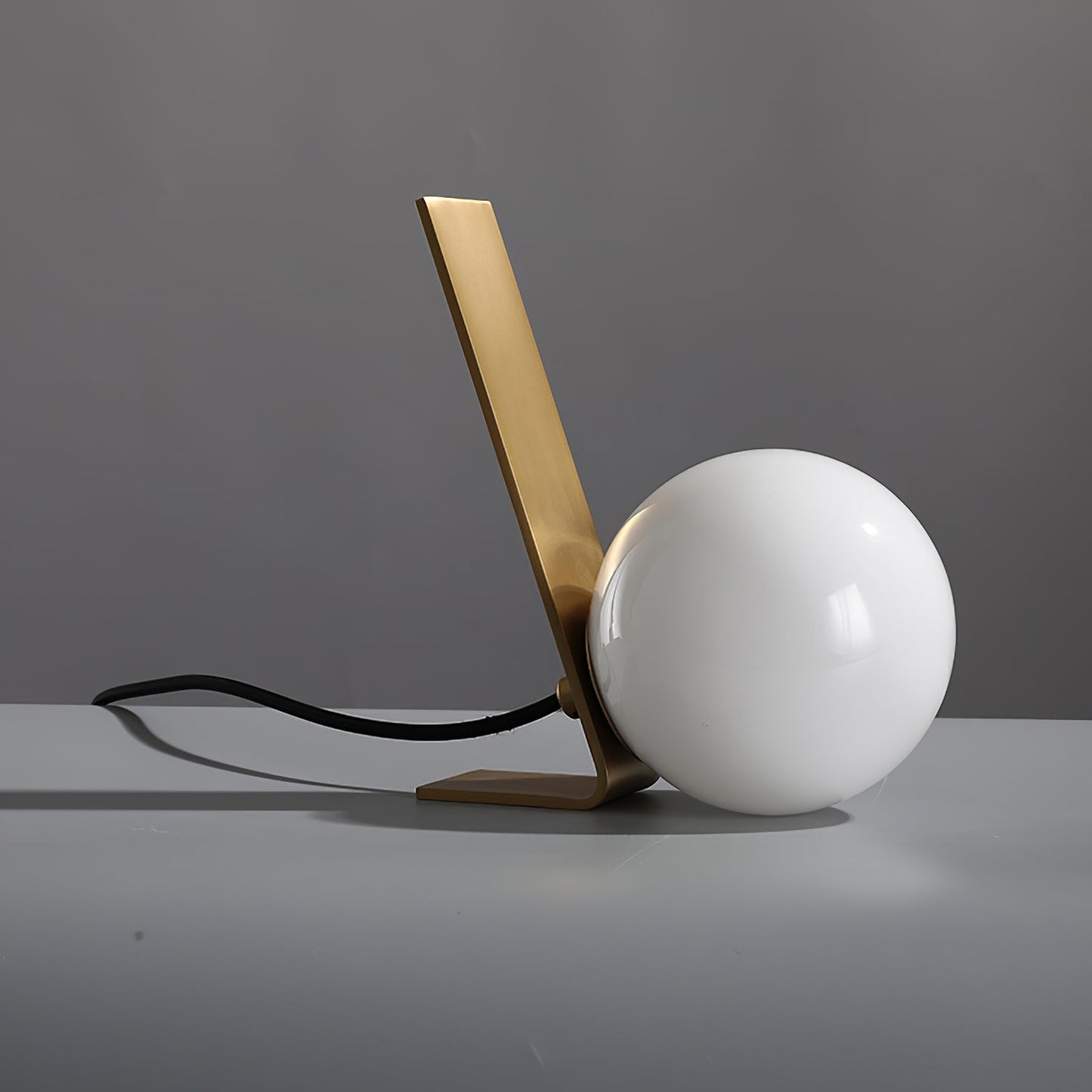 MinimalDaphne - Elegant Lamp with Cozy Glow and Refined Simplicity